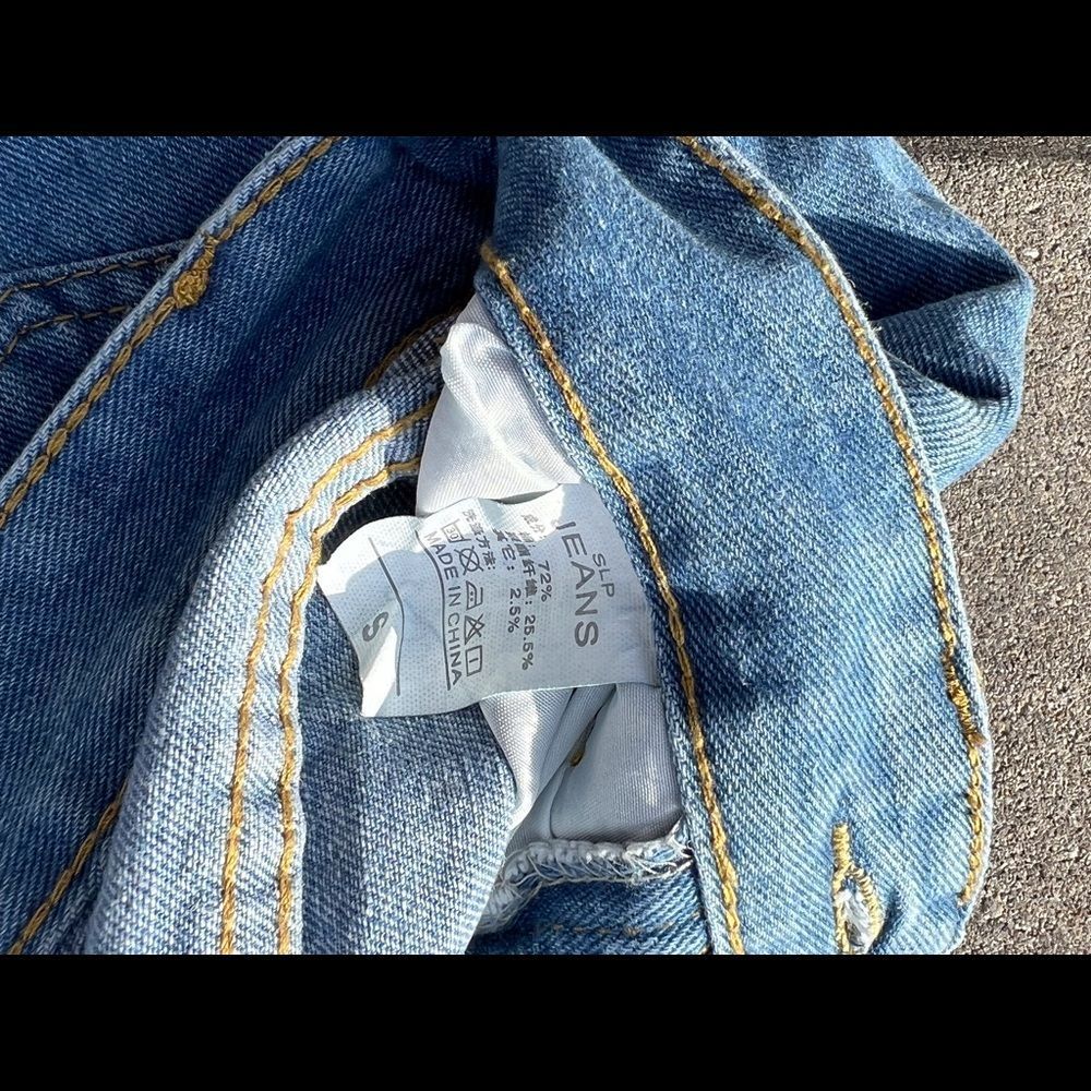Distressed jeans - Picture 2 of 3